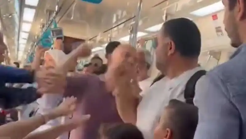 Marmaray'da Yumruklu Kavga: Yolcular Arasında Gerilim Doruk Noktaya Ulaştı