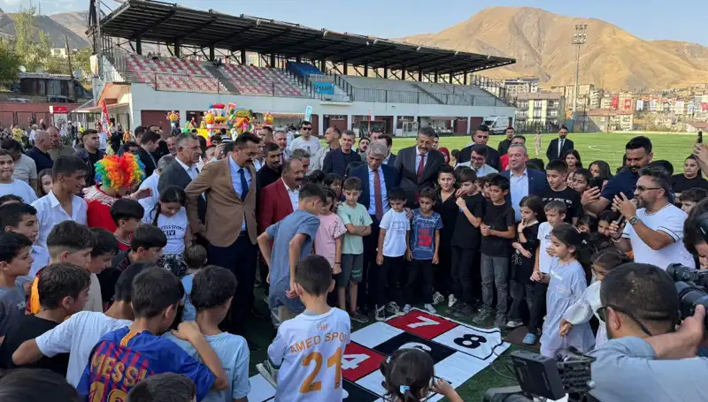 Hakkari'de Renkli Anlar: Geleneksel Anadolu Şenliği Coşkuyla Başladı